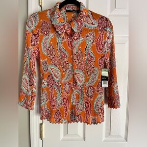 🌟🌟NWT!!  Beautiful Plissé fabric blouse w/crystal like buttons.